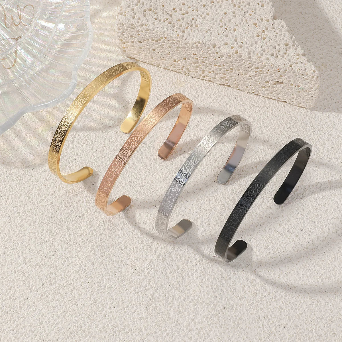 Bracelet islamique Ayatul Kursi porté au poignet - bijou spirituel protection divine femme