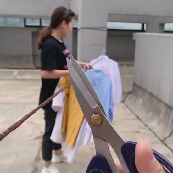 Étendoir mural rétractable avec linge suspendu balcon appartement