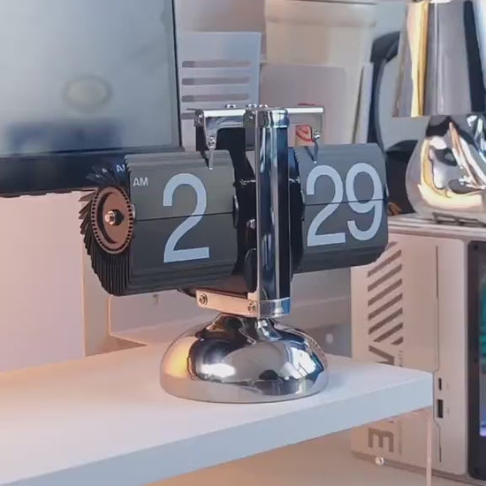 Horloge vintage flip design industriel avec affichage mécanique et structure en acier inoxydable