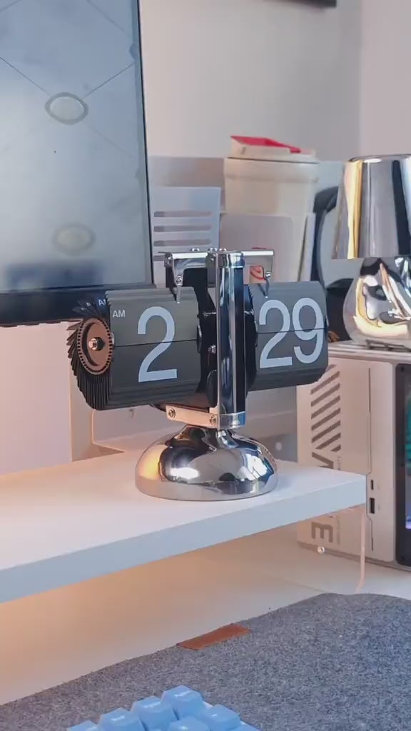 Horloge vintage flip design industriel avec affichage mécanique et structure en acier inoxydable