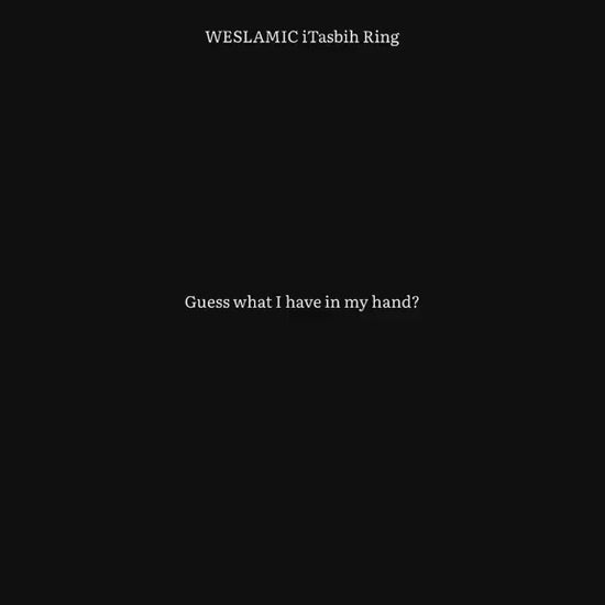 Musulman utilisant la bague tasbeeh pour compter ses invocations quotidiennes
