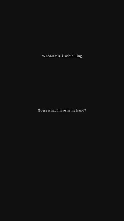 Musulman utilisant la bague tasbeeh pour compter ses invocations quotidiennes
