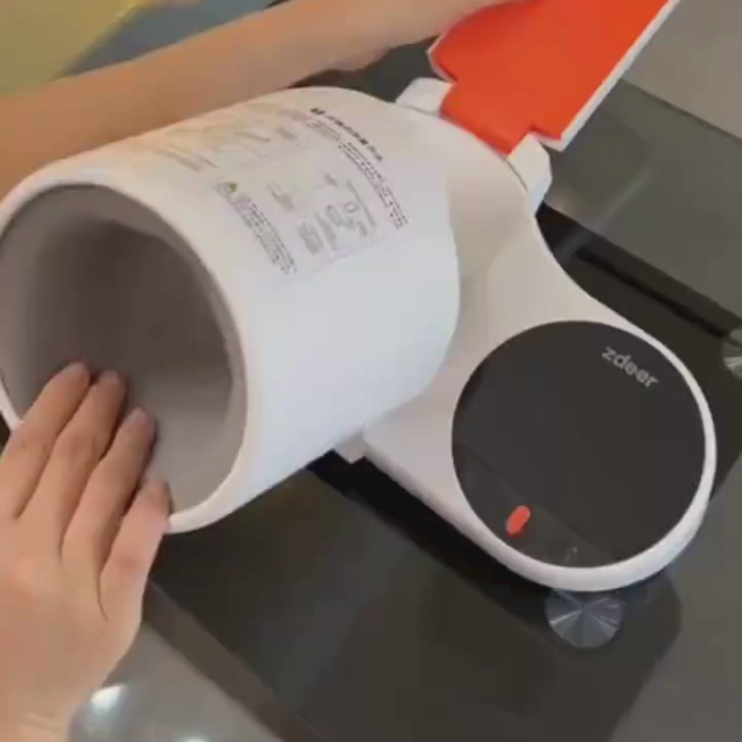 Démonstration d'utilisation du tensiomètre électronique automatique pour bras, montrant la mise en place du brassard et la prise de mesure de la tension artérielle à domicile."