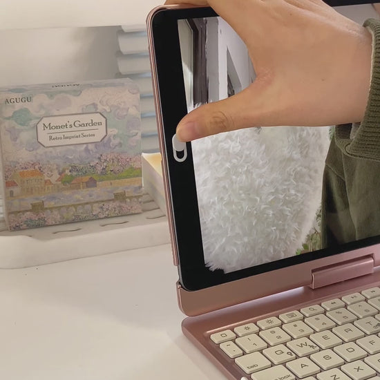 Télétravailleur utilisant cache webcam magnétique protection vie privée visioconférence
