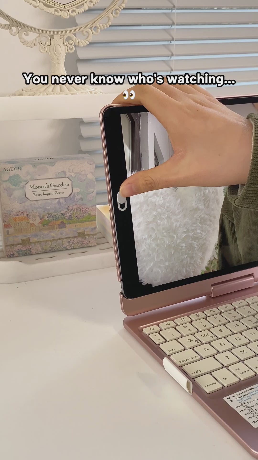 Télétravailleur utilisant cache webcam magnétique protection vie privée visioconférence
